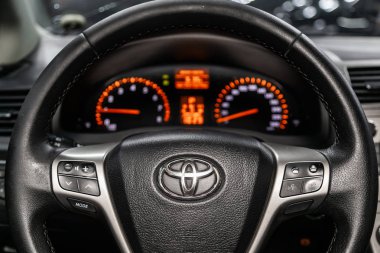 Novosibirsk, Rusya Ağustos 19, 2019: Toyota Avensis, pano yakın çekim, hız göstergesi, takometre ve direksiyon. . modern araba iç