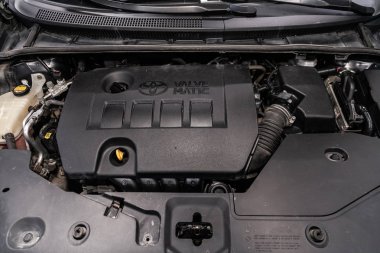 Novosibirsk, Rusya Ağustos 19, 2019: Toyota Avensis, motor yakın çekim, ön görünüm. Içten yanmalı motor, araba parçaları, deteyling