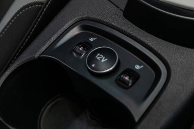 Novosibirsk, Rusya 19 Ağustos 2019: Ford Focus, Arabada şarj yakın, koltuk ısıtma düğmeleri. modern araba iç