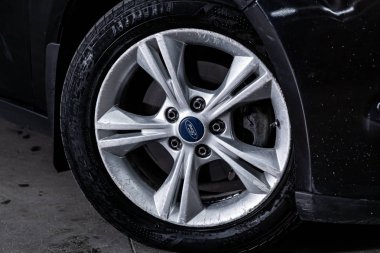 Novosibirsk, Rusya 19 Ağustos 2019: Ford Focus, tampon yakın çekim, alaşım jant, spor molası ile araba detaylandırma 