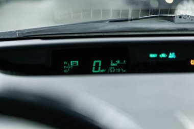 Novosibirsk, Rusya Ağustos 19, 2019: Toyota Prius, sıcaklık hakkında bilgi ile pano yakın çekim, radyo, saat ve diğer. modern araba iç