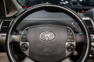 Novosibirsk, Rusya Ağustos 19, 2019: Toyota Prius, pano yakın çekim, hız göstergesi, takometre ve direksiyon. . modern araba iç