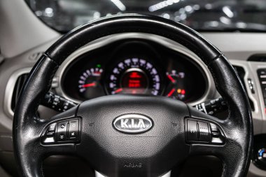 Novosibirsk, Rusya 19 Ağustos 2019: Kia Sportage, gösterge panelinin yakın çekim, hız göstergesi, takometre ve direksiyon. . modern araba iç