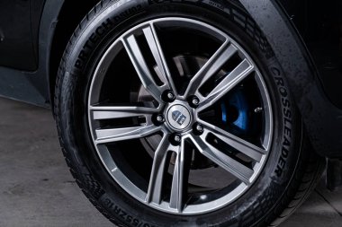 Novosibirsk, Rusya 19 Ağustos 2019: Kia Sportage, tamponyakın çekim, alaşım jant, spor molası ile araba detaylandırma 