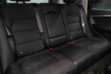 Novosibirsk, Rusya 19 Ağustos 2019: Volvo Xc70, siyah iç tasarım, araç yolcu su ve koltuk kemerli sürücü koltukları. 