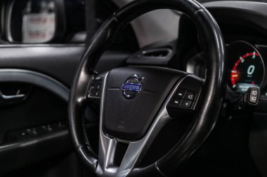 Novosibirsk, Rusya 19 Ağustos 2019: Volvo Xc70, gösterge panelinin yakın çekim, hız göstergesi, takometre ve direksiyon. . modern araba iç