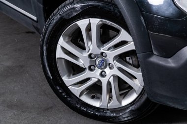 Novosibirsk, Rusya 19 Ağustos 2019: Volvo Xc70, tampon yakın çekim, alaşım jant, spor molası ile araba detaylandırma 