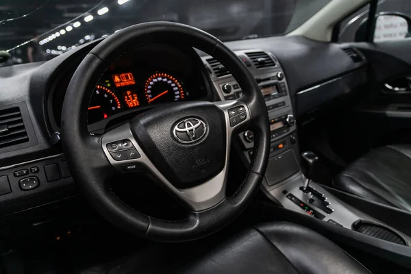 Novosibirsk Rússia Agosto 2019 Toyota Avensis Close Painel Velocímetro Tacômetro — Fotografia de Stock