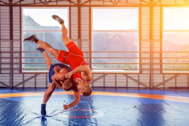 Adil güreş kavramı. Spor giyim güreşiki greko-Romen güreşçiler ve spor salonunda bir güreş halı üzerinde bir atış yapar. Erkek güreşve direnç kavramı