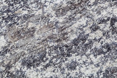 Çok eski bir dağın gri taş duvarının yakın çekim. Gri doku arka planı. Yakın çekim Kaya oluşumu.