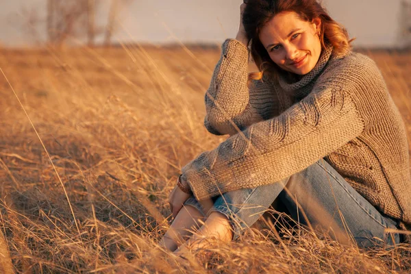 Belleza Encantadora Mujer Verano Campo Aire Libre Retrato Cerca Mujer — Foto de Stock