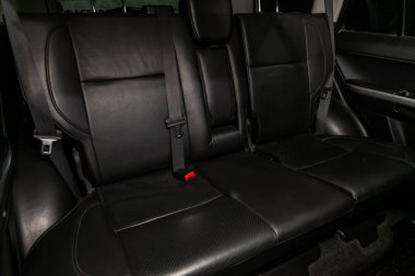 Novosibirsk, Rusya 19 Ağustos 2019: Suzuki Grand Vitara, Deri iç tasarım, araç yolcusu ve koltuk kemerli sürücü koltukları. 