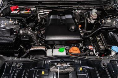 Novosibirsk, Rusya 19 Ağustos 2019: Suzuki Grand Vitara, Araba motorunun detaylarını kapatın, ön görünüm. Içten yanmalı motor, araba parçaları, deteyling