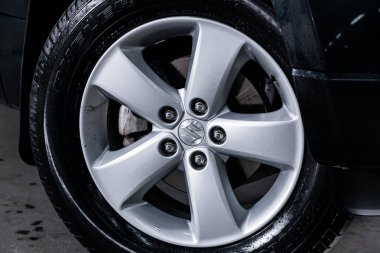 Novosibirsk, Rusya 19 Ağustos 2019: Suzuki Grand Vitara, tamponyakın çekim, alaşım jant, mola ile araba detaylandırma 
