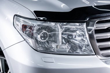 Novosibirsk, Rusya 19 Ağustos 2019: Toyota Land Cruiser 200, araba farları. Dış cephe detayı. Led farlardan modern arabalardan birinin ayrıntılarını kapatın 