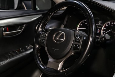 Novosibirsk, Rusya 19 Ağustos 2019: Lexus Nx200t, gösterge panelinin yakın çekim, hız göstergesi, takometre ve direksiyon. . modern araba iç