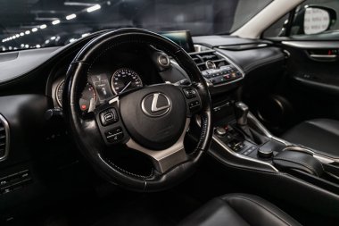 Novosibirsk, Rusya 19 Ağustos 2019: Lexus Nx200t, gösterge panelinin yakın çekim, oyuncu, direksiyon simidi, hızlandırıcı kolu, düğmeler, koltuklar. modern araba iç 