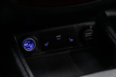 Novosibirsk, Rusya Ağustos 19, 2019: Hyundai Santa Fe, Arabada bir şarj yakın, çakmak, koltuk ısıtma düğmeleri. modern araba iç