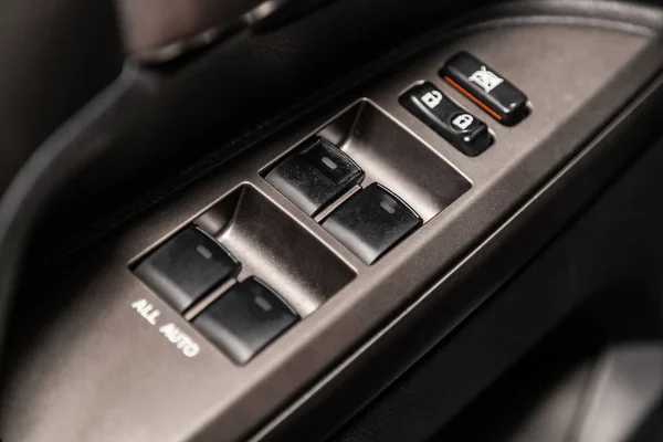 ノボシビルスク ロシア2019年8月19日 トヨタランドクルーザー200 サイドドアボタンのクローズアップ 窓調整ボタン ドアロック 現代車のインテリア ボタン — ストック写真