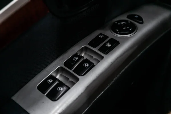 ノボシビルスク ロシア8月19 2019 ヒュンダイサンタフェ サイドドアボタンのクローズアップ 窓調整ボタン ドアロック 現代車のインテリア ボタン — ストック写真