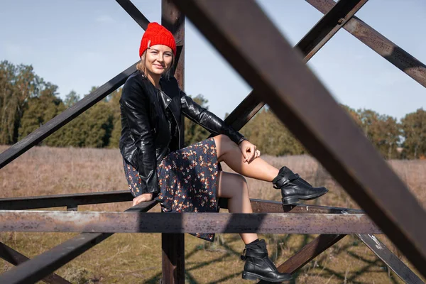 Aire Libre Retrato Cerca Joven Hermosa Mujer Sombrero Punto Abrigo — Foto de Stock