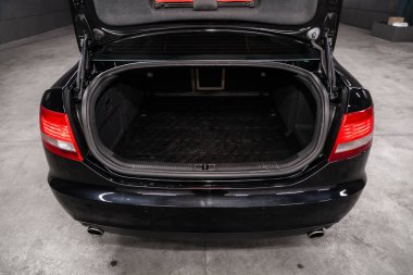 Novosibirsk, Rusya Ağustos 24, 2019: Audi A6, açık gövde yakın çekim, far, tampon, arka görünüm. Modern bir arabanın dış 