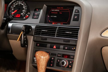 Novosibirsk, Rusya 24 Ağustos 2019: Audi A6, gösterge panelinin yakın çekim, üfleyici ayarı, klima, oyuncu. modern araba iç