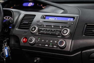 Novosibirsk, Rusya Ağustos 24, 2019: Honda Civic, pano yakın çekim, üfleyici ayarı, klima, oyuncu. modern araba iç