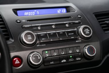 Novosibirsk, Rusya Ağustos 24, 2019: Honda Civic, pano yakın çekim, üfleyici ayarı, klima, oyuncu. modern araba interiorr