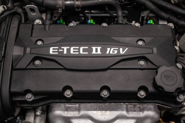 Novosibirsk, Rusya Ağustos 11, 2019: Chevrolet Cruze, Araba motoru nun detay kadar yakın, ön görünüm. Içten yanmalı motor, araba parçaları, deteyling
