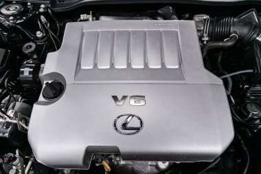 Novosibirsk, Rusya 24 Ağustos 2019: Lexus Es300, Araba motorunun detaylarını kapatın, ön görünüm. Içten yanmalı motor, araba parçaları, deteyling