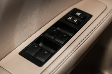 Novosibirsk, Rusya 24 Ağustos 2019: Lexus Es300, yan kapı düğmelerinin yakın çekimi: pencere ayar düğmeleri, kapı kilidi. modern araba iç: parçalar, düğmeler, düğme 