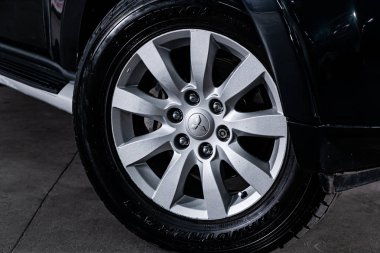 Novosibirsk, Rusya 24 Ağustos 2019: Mitsubishi Pajero, tampon yakın çekim, tekerlek. Novosibirsk bir otoparkta modern bir araba Fotoğraf