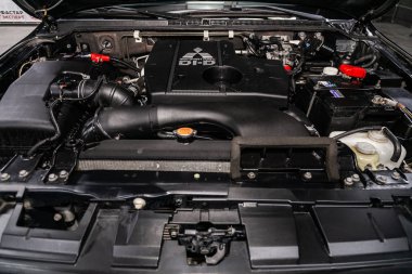 Novosibirsk, Rusya Ağustos 24, 2019: Mitsubishi Pajero, Araba motoru nun detayı, ön görünüm. Içten yanmalı motor, araba parçaları, deteyling
