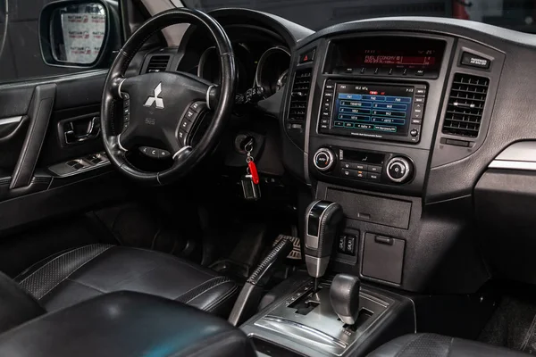 Novosibirsk Rússia Agosto 2019 Mitsubishi Pajero Carro Luxo Preto Interior — Fotografia de Stock