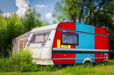 Bir araba römork, bir motor ev, Moğolistan ulusal bayrağı boyalı bir dağlık park halinde duruyor. Ülkeler arasında karayolu taşımacılığı, ticareti, ihracatı ve ithalatı kavramı.