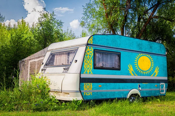 Reboque Carro Motor Home Pintado Bandeira Nacional Cazaquistão Está Estacionado — Fotografia de Stock