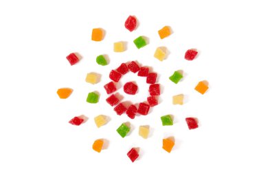 Fındık Desen - bir daire şeklinde beyaz bir arka plan üzerinde şekerlenmiş kurutulmuş ananas sarı, turuncu, kırmızı ve yeşil. Dekorasyon, sağlıklı beslenme ve gıda arka plan hakkında kavramlar.