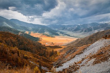 Ufkun ultra geniş panoraması. dağlar kar ile kaplı, mavi gökyüzüne karşı yeşil iğne yapraklı orman ve yol ile glade. Bakış açısından yeşil dağların amazing görünümü
