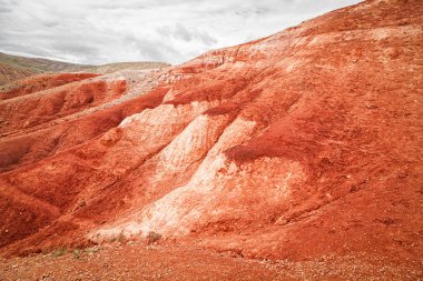 Zirvelerden oluşan bir dağ zincirinin çarpıcı bir panoraması, kırmızı killi bir kanyon, en iyi manzara. Altay, Rusya'daki Mars tarlaları. kırmızı kanyonun kumlu çölünde fantastik kil kaleler 