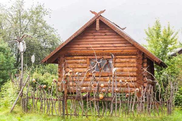 Authentisches Holzhaus Mit Töpfervase Fensterläden Und Fensterläden Umgeben Von Vielen — Stockfoto