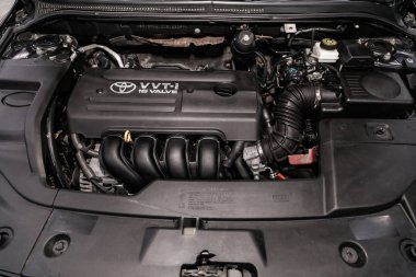 Novosibirsk, Rusya Ağustos 24, 2019: Toyota Avensis, Araba motoru nun detay ı, ön görünüm. Içten yanmalı motor, araba parçaları, deteyling