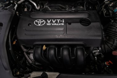 Novosibirsk, Rusya Ağustos 24, 2019: Toyota Avensis, Araba motoru nun detay ı, ön görünüm. Içten yanmalı motor, araba parçaları, deteyling