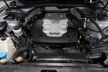 Novosibirsk, Rusya 24 Ağustos 2019: Infiniti Fx, Araba motorunun detaylarını kapatın, ön görünüm. Içten yanmalı motor, araba parçaları, deteyling