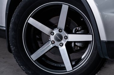 Novosibirsk, Rusya 24 Ağustos 2019: Infiniti Fx, tamponun yakın çekim, tekerlek. Novosibirsk bir otoparkta modern bir araba Fotoğraf