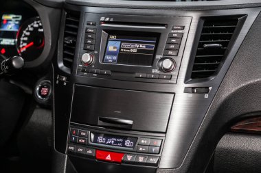 Novosibirsk, Rusya 24 Ağustos 2019: Subaru Outback, gösterge panelinin yakın çekim, üfleyicinin ayarı, klima, oyuncu. modern araba iç