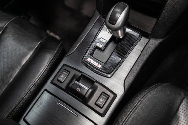 Novosibirsk, Rusya 24 Ağustos 2019: Subaru Outback, Vites değiştirme de El. araba otomatik şanzıman dişli , araba iç