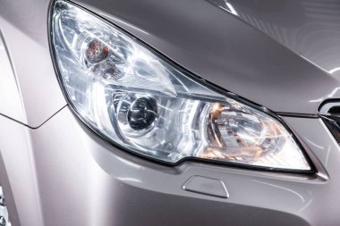 Novosibirsk, Rusya Ağustos 24, 2019: Subaru Outback, Modern gümüş araba xenon lamba far Makro görünümü, tampon, tekerlek. Modern bir arabanın dış