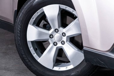 Novosibirsk, Rusya 24 Ağustos 2019: Subaru Outback, tamponyakın çekim, tekerlek. Novosibirsk bir otoparkta modern bir araba Fotoğraf