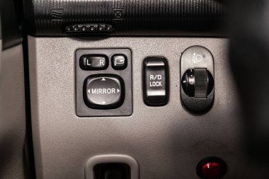 Novosibirsk, Rusya 24 Ağustos 2019: Mitsubishi Pajero Sport, Fara yakın çekim, yan ayna anahtar kontrol düğmeleri, otomatik ayar seviyesi gösterge paneli. modern araba iç: parçalar, düğmeler, düğme 